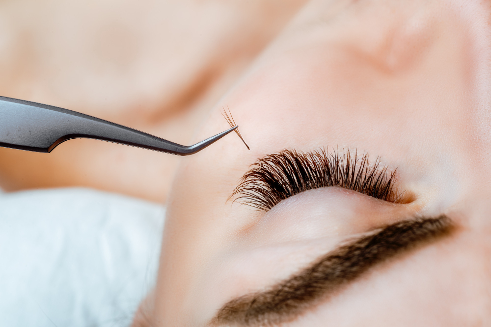 melepas eyelash extension